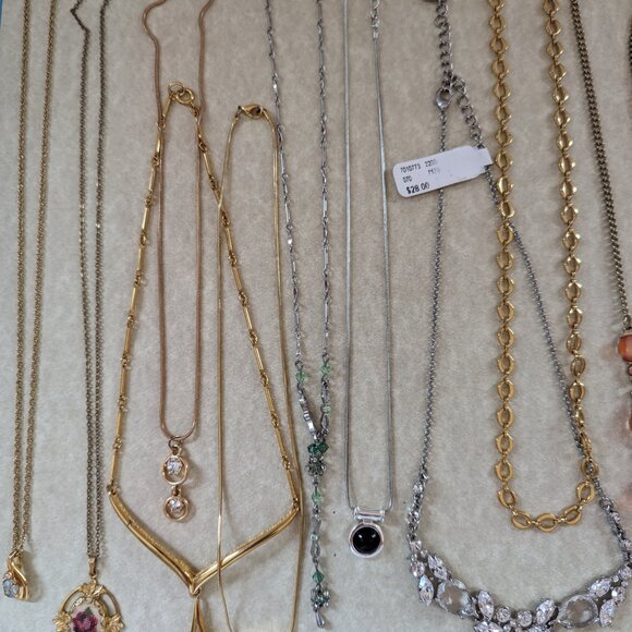 Lot of 12 Fashion Necklaces New to Like New Dainty/Small/Medium Mix - Picture 7 of 8